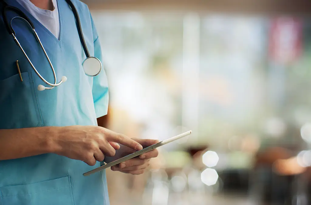 Nahaufmahme eines Arztes mit Tablet in der Hand. (Foto)